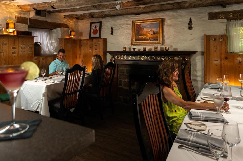 Ashby Inn & Restaurant 
パリ エクステリア 写真
