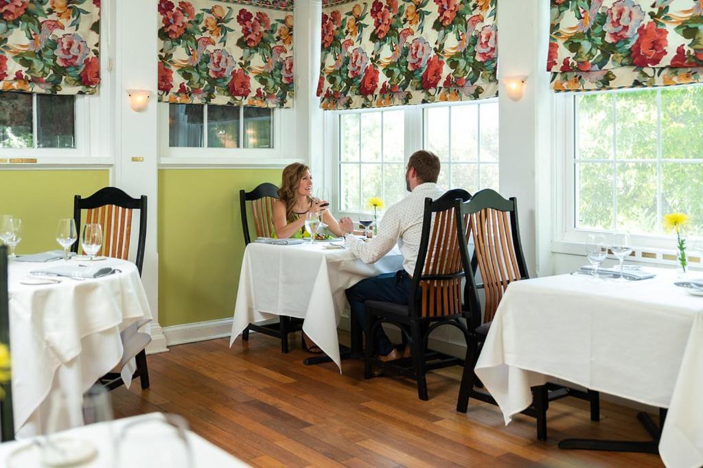Ashby Inn & Restaurant 
パリ エクステリア 写真